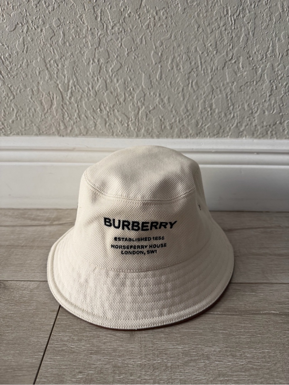 Burberry London beige padded nylon bucket hat horseferry logo unisex adult M